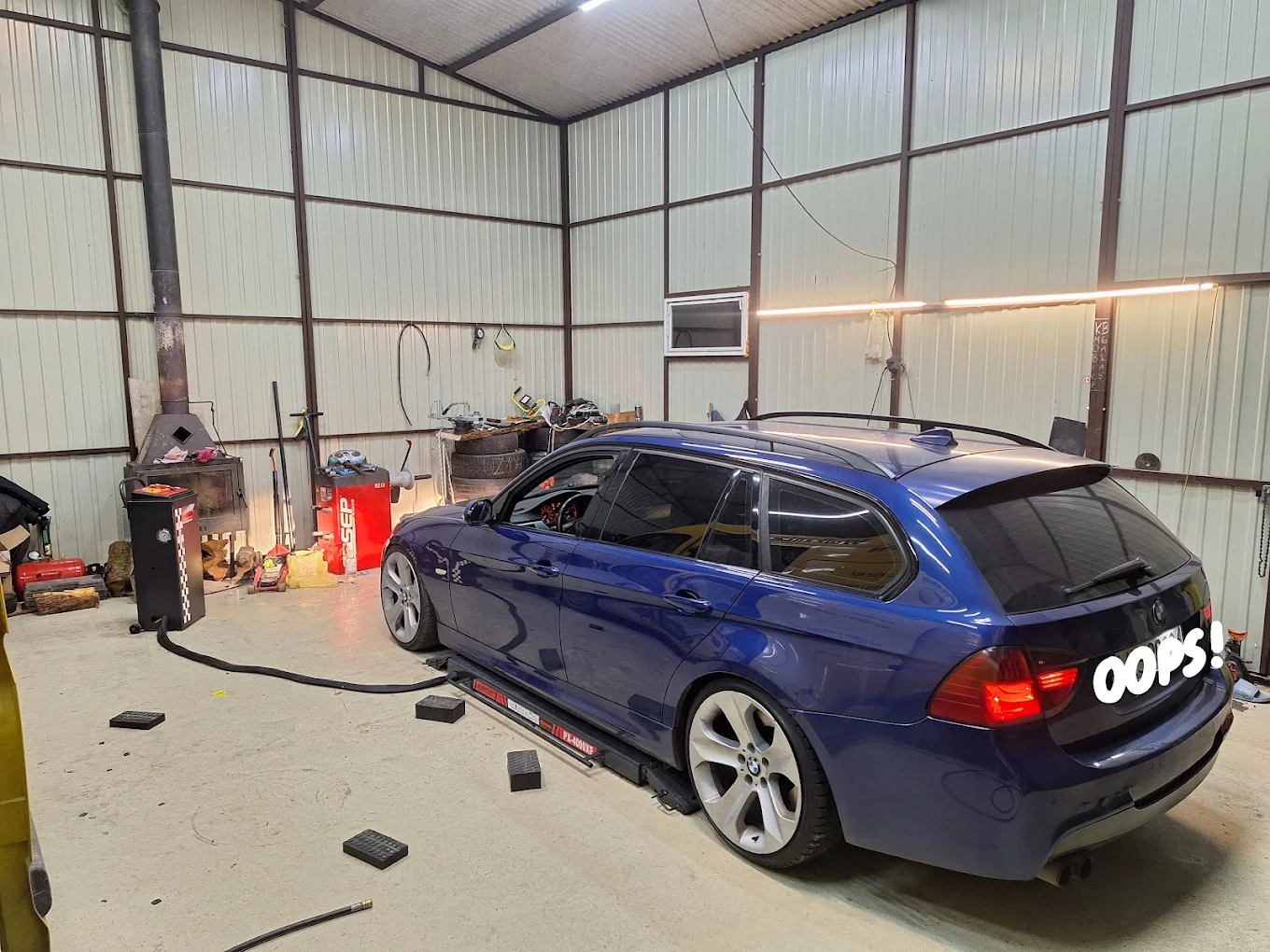 Serwis opon w warsztacie stacjonarnym KB Mobile Garage - niebieskie BMW kombi