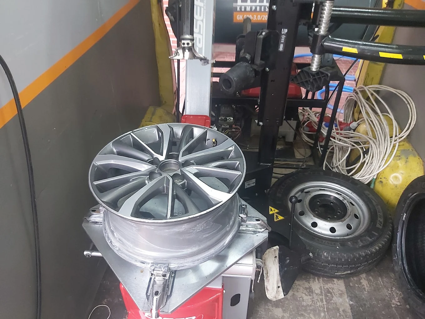 Profesjonalna montażownica do opon z felgą aluminiową - sprzęt KB Mobile Garage