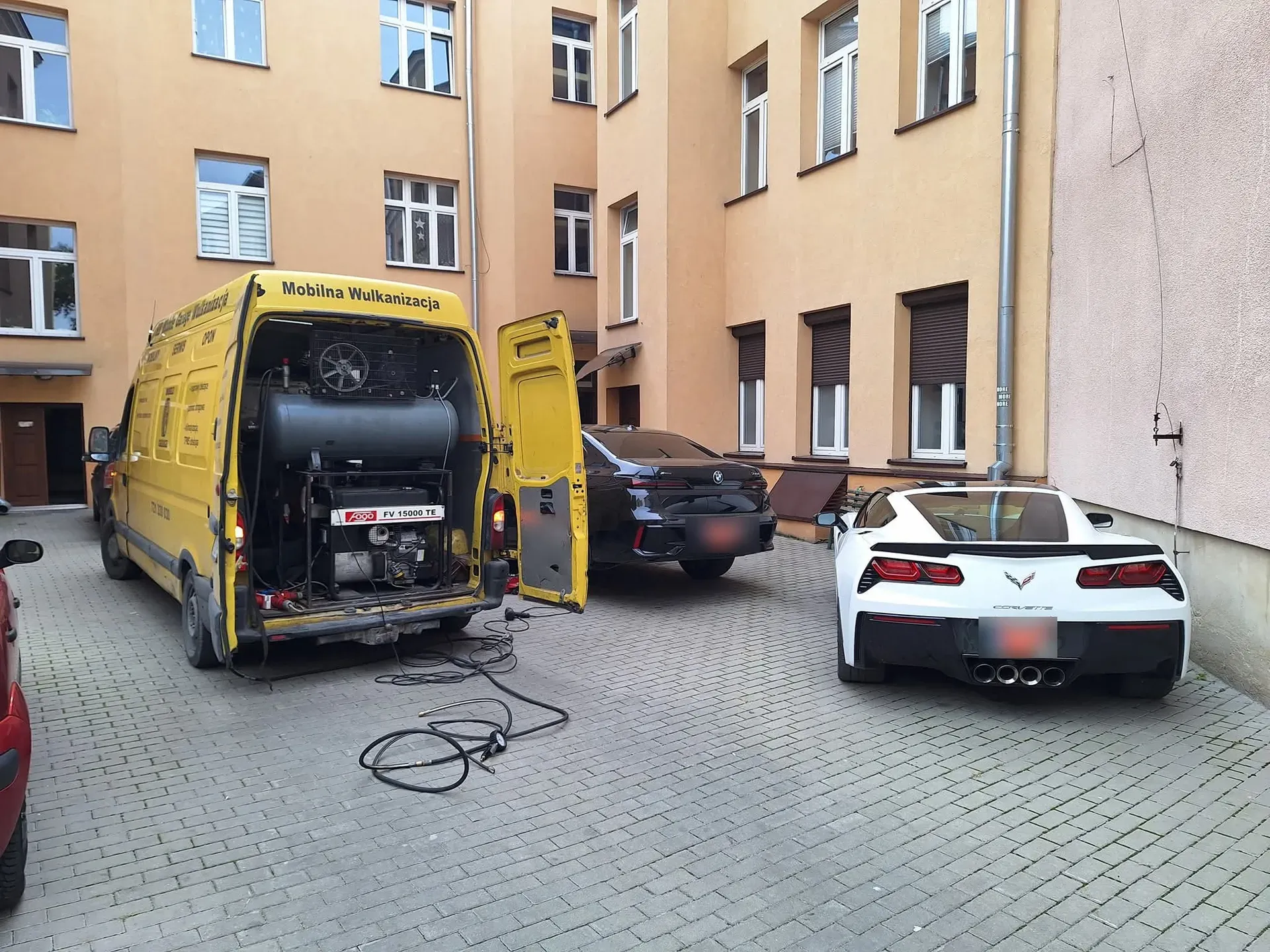 Bus serwisowy KB Mobile Garage obsługujący samochody na placu klienta
