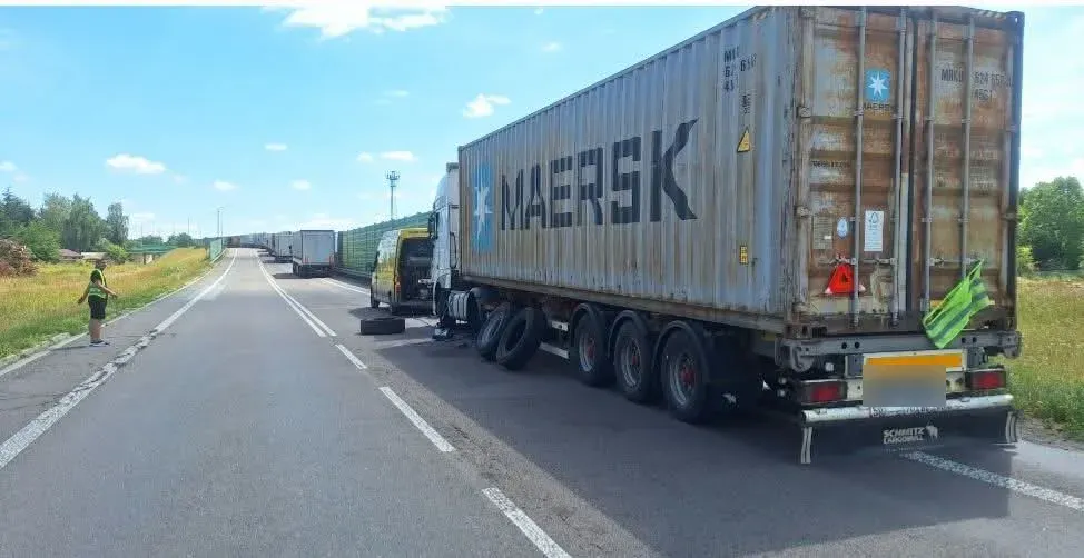 Serwisant KB Mobile Garage przy kole naczepy TIR zatrzymanej na poboczu