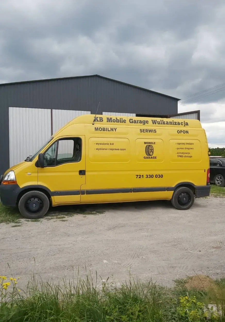 Bus serwisowy KB Mobile Garage przed halą warsztatu