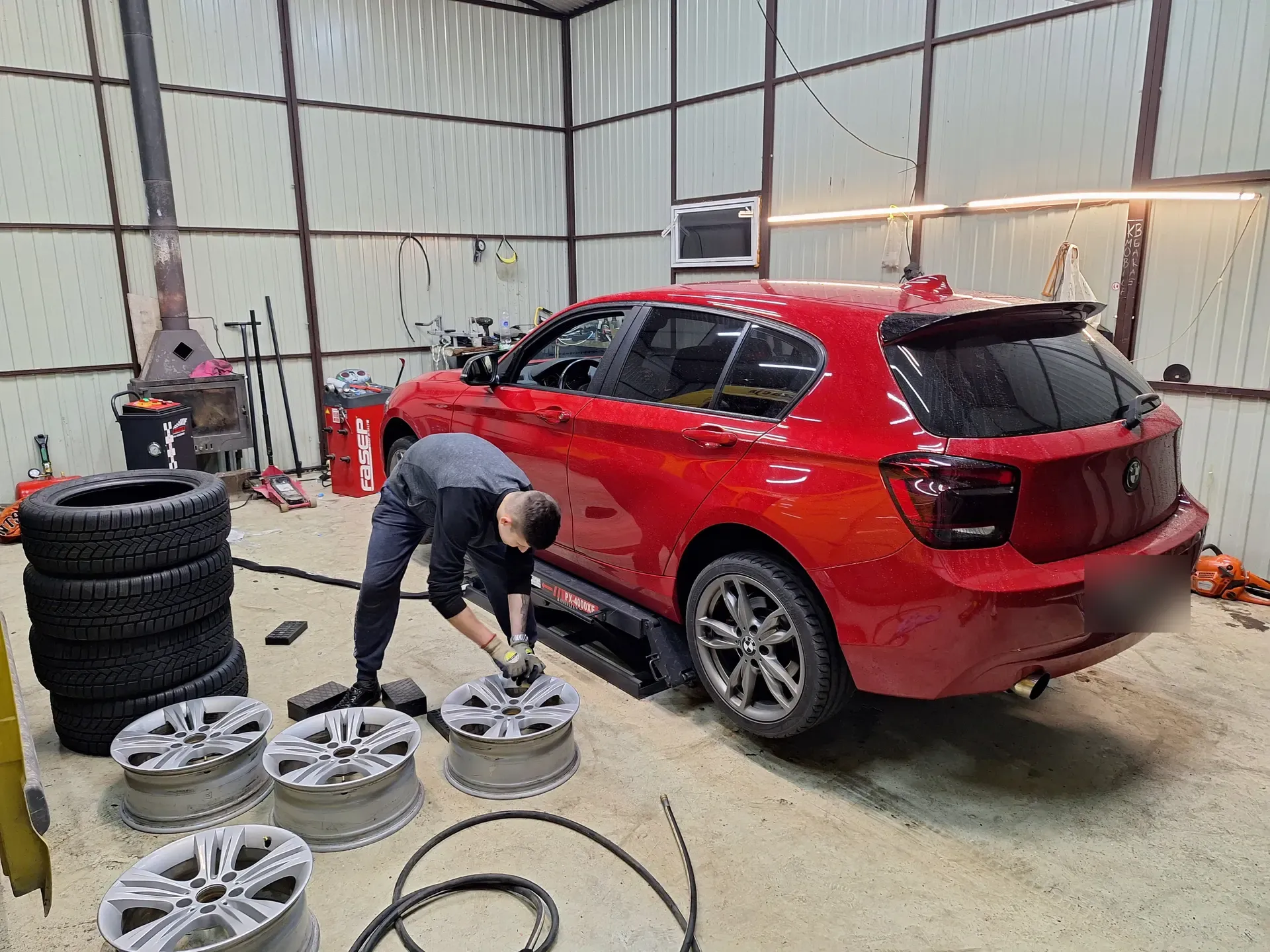 Praca przy kołach w warsztacie KB Mobile Garage — technik przygotowuje felgi aluminiowe przy aucie na podnośniku